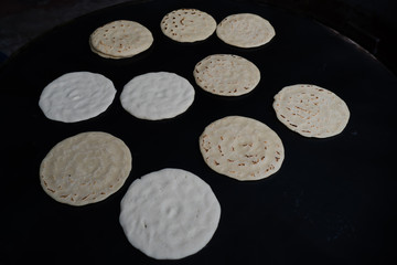 Obraz na płótnie Canvas Corn tortillas are being made on the hot plate for customers.