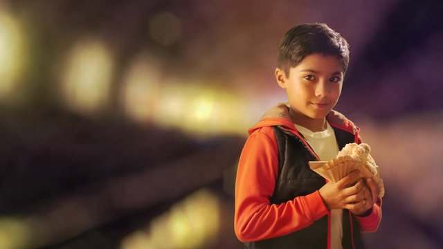 NI&Ntilde;O COMIENDO PAN DE MUERTOS