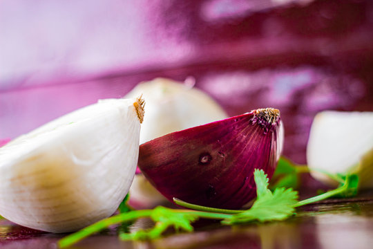 Cebollas moradas y blancas para la comida