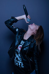 Mujer cantando rock en fondo gris 
