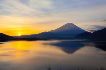 夜明けの富士山、山梨県本栖湖にて