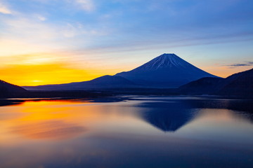 夜明けの富士山、山梨県本栖湖にて