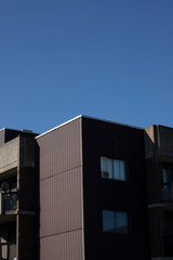 Fototapeta na wymiar Edificio rojo con cielo azul