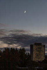 anochecer con edificio y luna