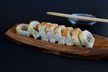 Sushi con salsa de soja y palillos closeup