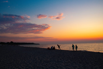 夏の夕暮れ時に海岸でくつろぐ人々（北ドイツのRerik) 