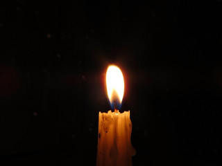 vela con luz intensa en primer plano
