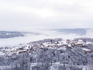 vue du ciel d'un village Saint-Romain sous la neige en Bourgogne