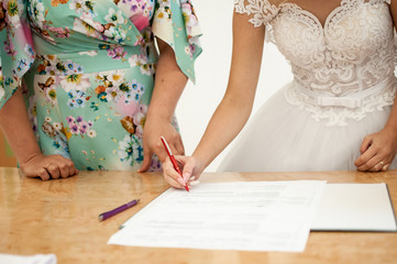 Obraz na płótnie Canvas the bride signs a marriage contract