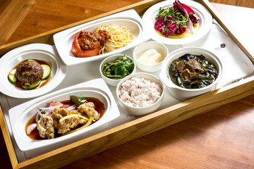 먹을것, 식당, 식사, 고기, 요리, 번호판, 샐러드, 부페, 탁자, 레스토랑, 요리, 점심, 닭, 맛있는, 야채, 그릇, 타이, 건강한, 세트, 라이스, red, 카레, 소고기,고기반찬,한정식,산후조리음식,산후조리원식단,식단,한국음식,한국요리,도시락,산후조리추천음식,미역국,몸에좋은음식,koreanfood,현미밥,오곡밥,쌀밥