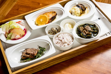 먹을것, 식당, 식사, 고기, 요리, 번호판, 샐러드, 부페, 탁자, 레스토랑, 요리, 점심, 닭, 맛있는, 야채, 그릇, 타이, 건강한, 세트, 라이스, red, 카레, 소고기,고기반찬,한정식,산후조리음식,산후조리원식단,식단,한국음식,한국요리,도시락,산후조리추천음식,미역국,몸에좋은음식,koreanfood,현미밥,오곡밥,쌀밥