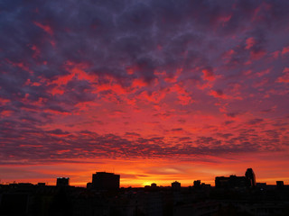Obraz premium Fantastically colorful morning sky with clouds before sunrise