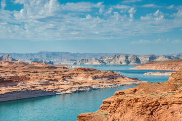 Obraz premium Beautiful orange rock formation at Lake Powell and Glen Canyon Dam in the Glen Canyon National Recreation Area Desert of Arizona and Utah, United States