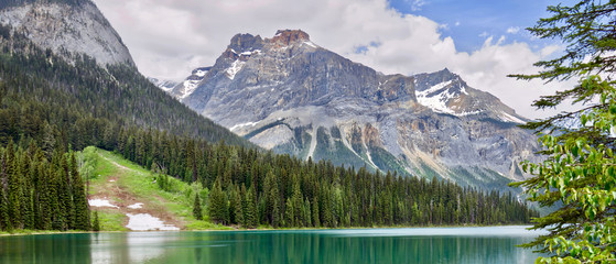 Naklejka na ściany i meble Famous Emerald Lake, Yoho National Park, British Columbia, Canada. Turquoise water and green trees