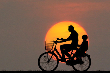 Obraz premium silhouette happy family and bike on sunset