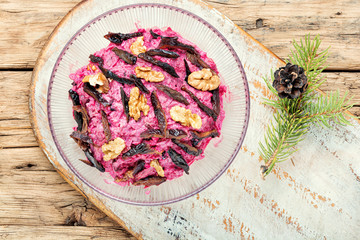 Beet salad with prunes