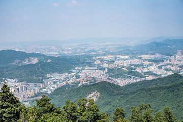 Fototapeta na wymiar The summit of Yangtaishan Forest Park in Shenzhen, China, overlooking the city scenery of Shenzhen