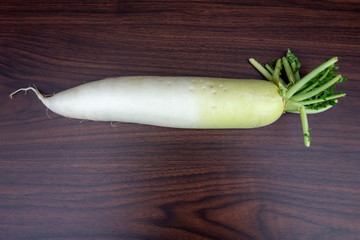 テーブルの上の大根