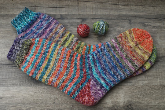 Handgestrickte, gestreifte Socken
