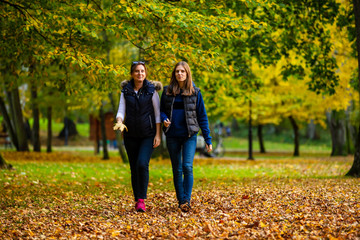 Obraz premium People walking in city park