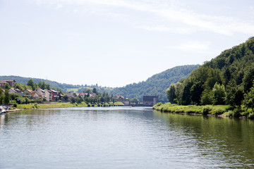Fototapeta premium weitblick auf den neckar in heidelberg deutschland fotografiert während einer schiffstour an einem sonnigen Tag im Sommer