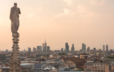 Fototapeta premium gotyckie iglice nad błękitne niebo na dachu katedry w Mediolanie (Duomo), Włochy