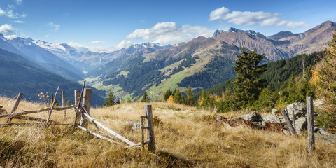 Herbstpanorama Blick ins Tuxertal in Tirol