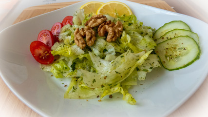Frischer Eisbergsalat mit Kräuterdressing und Walnuss