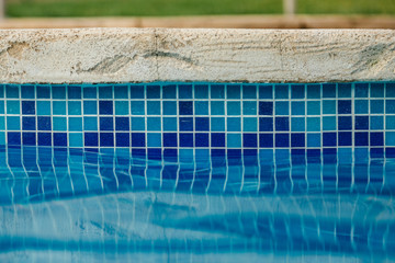 bordillo, borde de piscina con agua