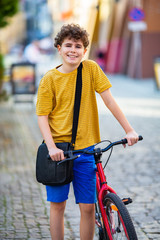Obraz premium Young boy biking in city