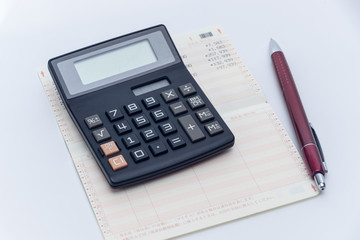 今月の支払いは？通帳に電卓で整理