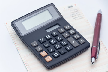 今月の支払いは？通帳に電卓で整理