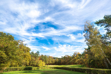 Jesienny krajobraz z pięknym niebem