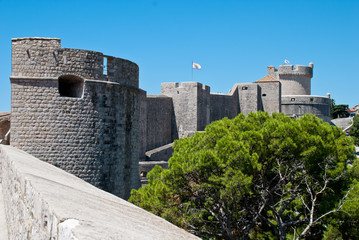 Fototapeta na wymiar Croatia: Walls of Dubrovnik with sight on Minceta Tower