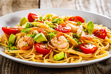 Pasta with shrimps and vegetables