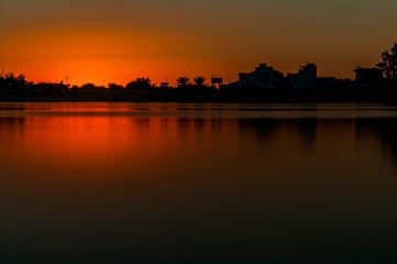 Fototapeta premium Puesta de sol en embalse de Proserpina. El embalse de Proserpina es un embalse de origen romano que se comenzó a construir en el siglo I a. C. y que está situado a 5 km al norte de Mérida. 