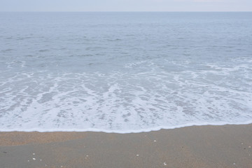 砂浜に打ち寄せる波