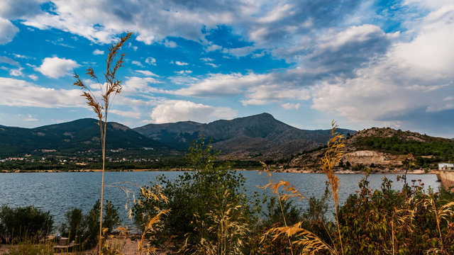 Pantano de Navacerrada. Est&aacute; construido sobre el r&iacute;o Samburiel, uno de los principales afluentes del Manzanares, aunque tambi&eacute;n le surte de aguas el embalse de Navalmedio