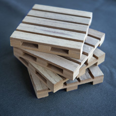 Wooden pallets as supports for glasses.
