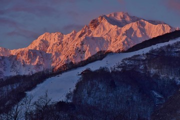 夜明けの白馬村 五竜岳