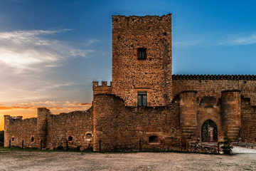 Pedraza, Segovia. Pedraza es un pueblo español ubicado al norte de Madrid. Es famoso por sus edificios medievales, como el castillo de Pedraza, donde se exhiben obras del pintor vasco Ignacio Zuloaga