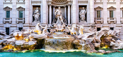 Fototapety  Panoramiczny widok na słynną fontannę Fontana de Trevi na starym mieście Rzym, Włochy.