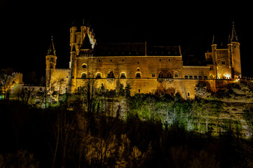 Alcázar de Segovia, Madrid, España. En su ya bimilenaria existencia, el Alcázar segoviano ha sido castro romano, fortaleza medieval, palacio real, custodio del tesoro real, prisión de estado...