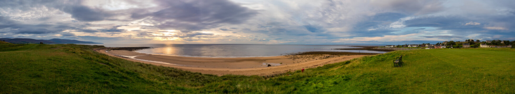 Brora / Szkocja - 28 sierpień 2019: Wsch&oacute;d słońca na brzegu Morza p&oacute;łnocnego w Brora