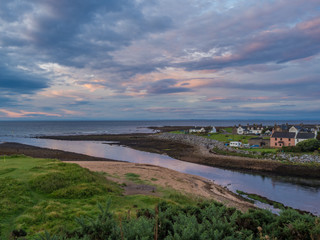 Brora / Szkocja - 28 sierpień 2019: Domy o wschodzie słońca na brzegu Morza północnego w Brora