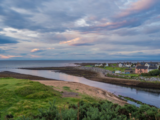 Brora / Szkocja - 28 sierpień 2019: Domy o wschodzie słońca na brzegu Morza północnego w Brora © Adam Wrobel