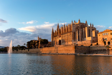Fototapeta premium Sunset on la Seu, the Cathedral of Palma de Mallorca, and Royal Palace of La Almudaina - Balearic Islands.