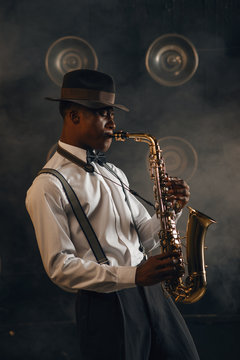 Black jazzman plays the saxophone on stage