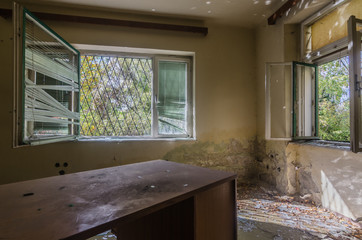 vergitterte fenster in einem zimmer