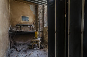 Fototapeta na wymiar waschraum in einer alten fabrik